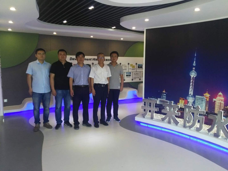 董事長(zhǎng)倪貴全與參觀領(lǐng)導(dǎo)合影留念_開(kāi)來(lái)SECOV濕克威防水